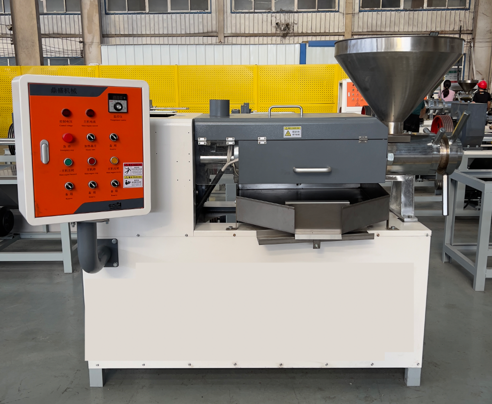 Screw oil press machine
